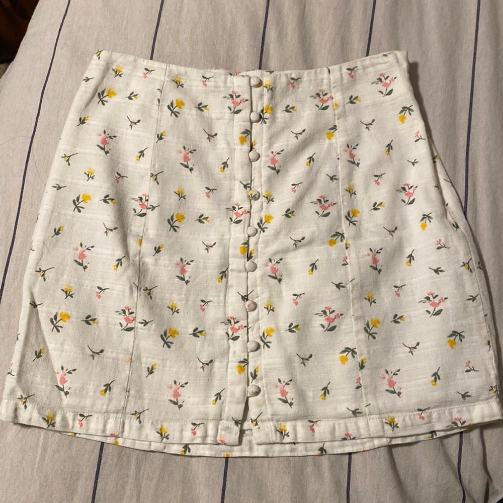 Forever 21 floral mini with buttons